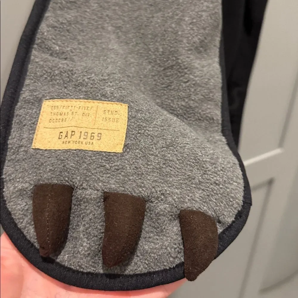 Gray and black kids Gap scarf 🧣